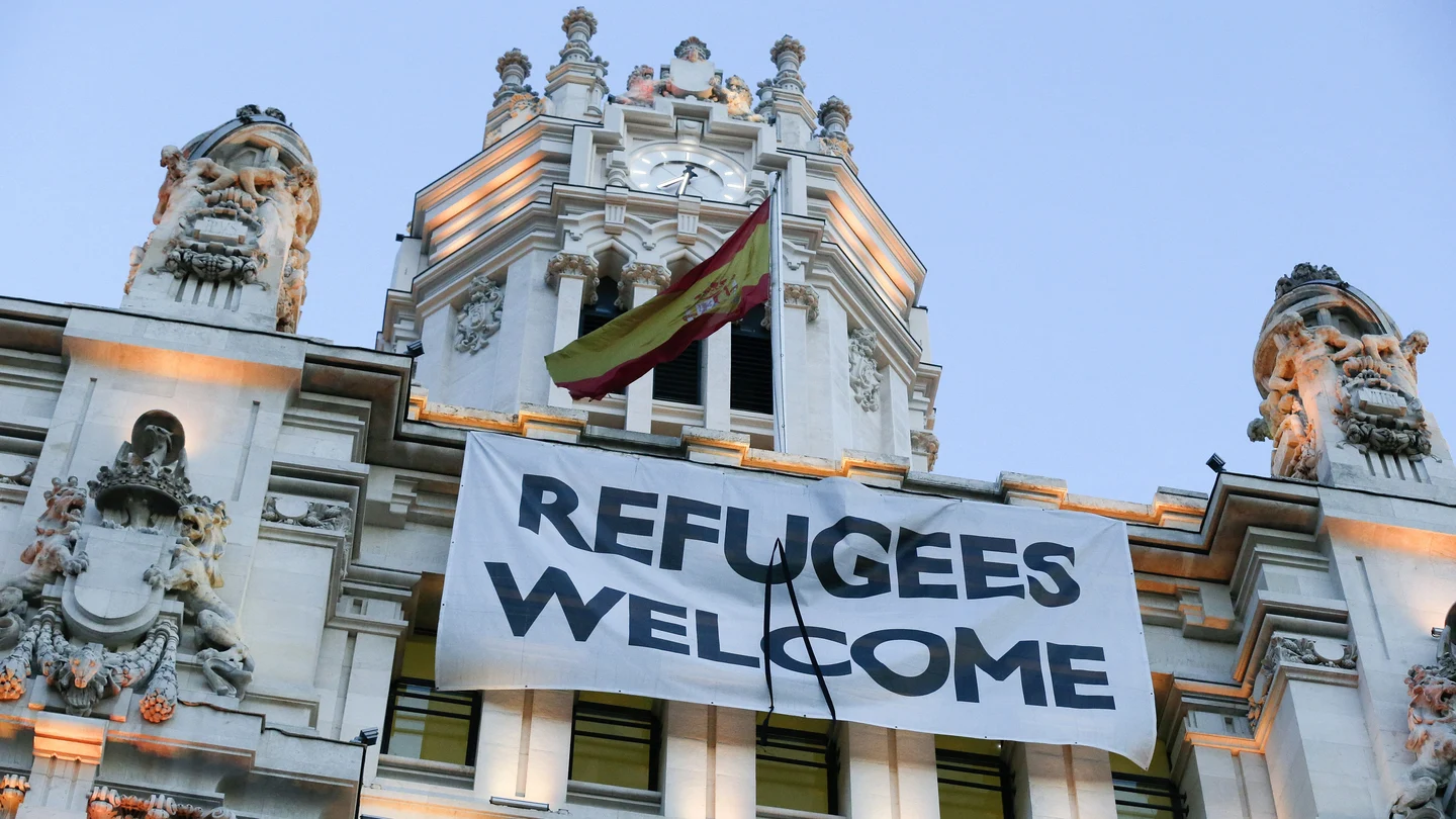 Pancarta de bienvenida a los refugiados instalada en el Ayuntamiento de Madrid Pancarta de bienvenida a los refugiados instalada en el Ayuntamiento de Madrid
