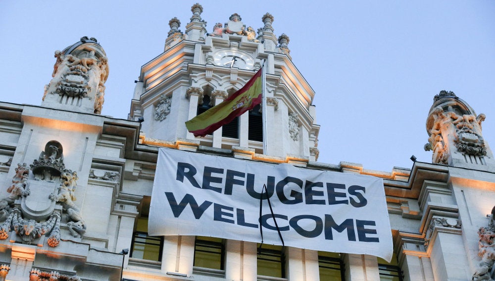 Pancarta de bienvenida a los refugiados instalada en el Ayuntamiento de Madrid