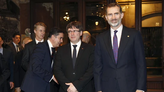 Carles Puigdemont y Felipe VI, en la cena de apertura del 'Mobile World Congress' Carles Puigdemont y Felipe VI, en la cena de apertura del 'Mobile World Congress'