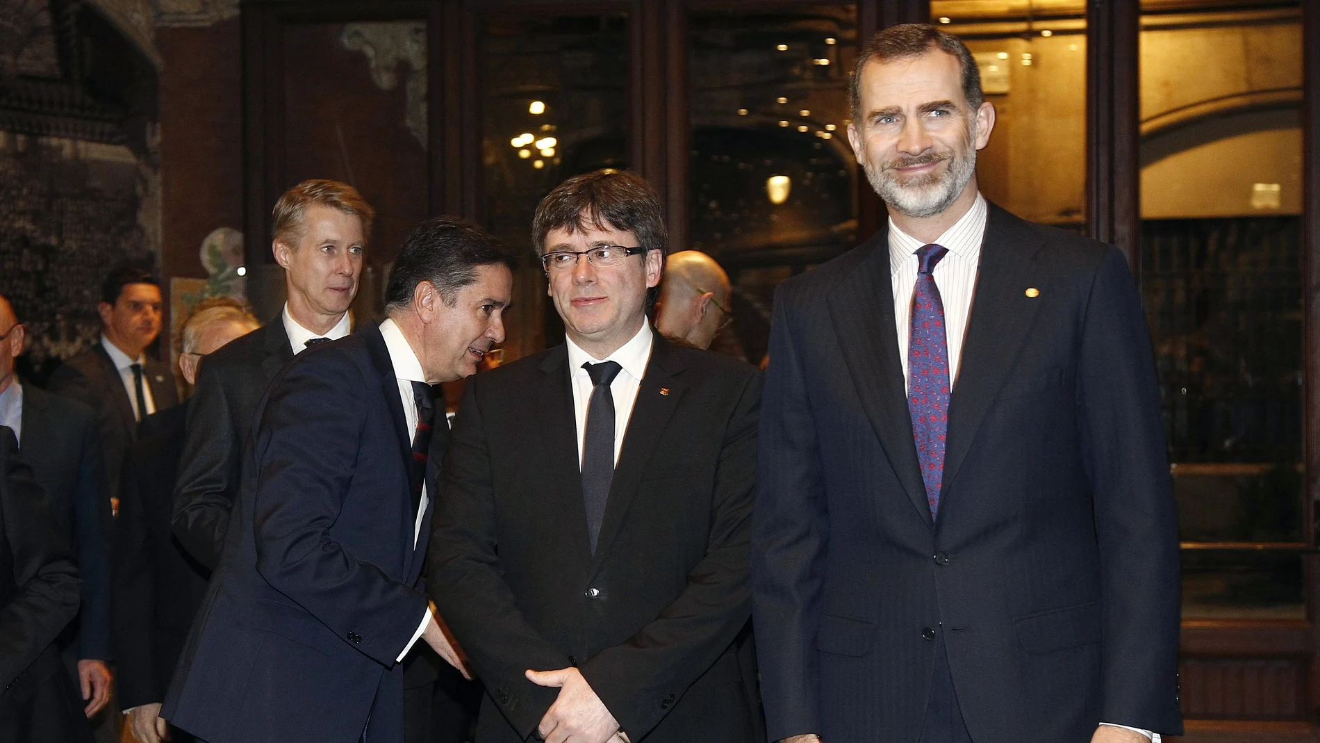 Carles Puigdemont y Felipe VI, en la cena de apertura del 'Mobile World Congress'