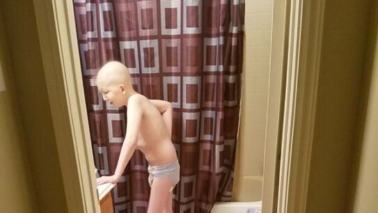 La foto publicada por la madre de su hijo enfermo de c&aacute;ncer