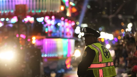 Un agente de la policía local de Nueva Orleans en el lugar del accidente Un agente de la policía local de Nueva Orleans en el lugar del accidente