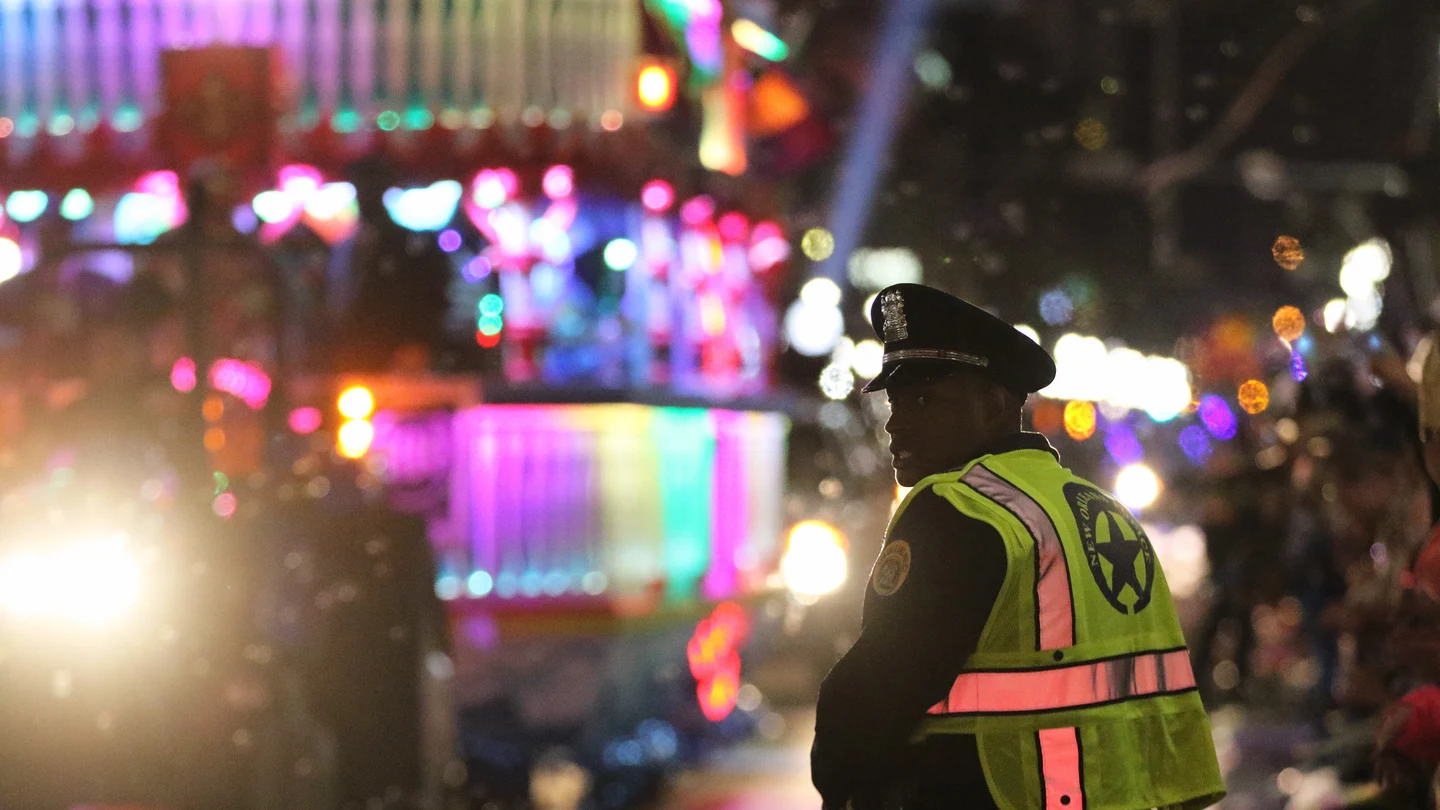 Un agente de la policía local de Nueva Orleans en el lugar del accidente Un agente de la policía local de Nueva Orleans en el lugar del accidente