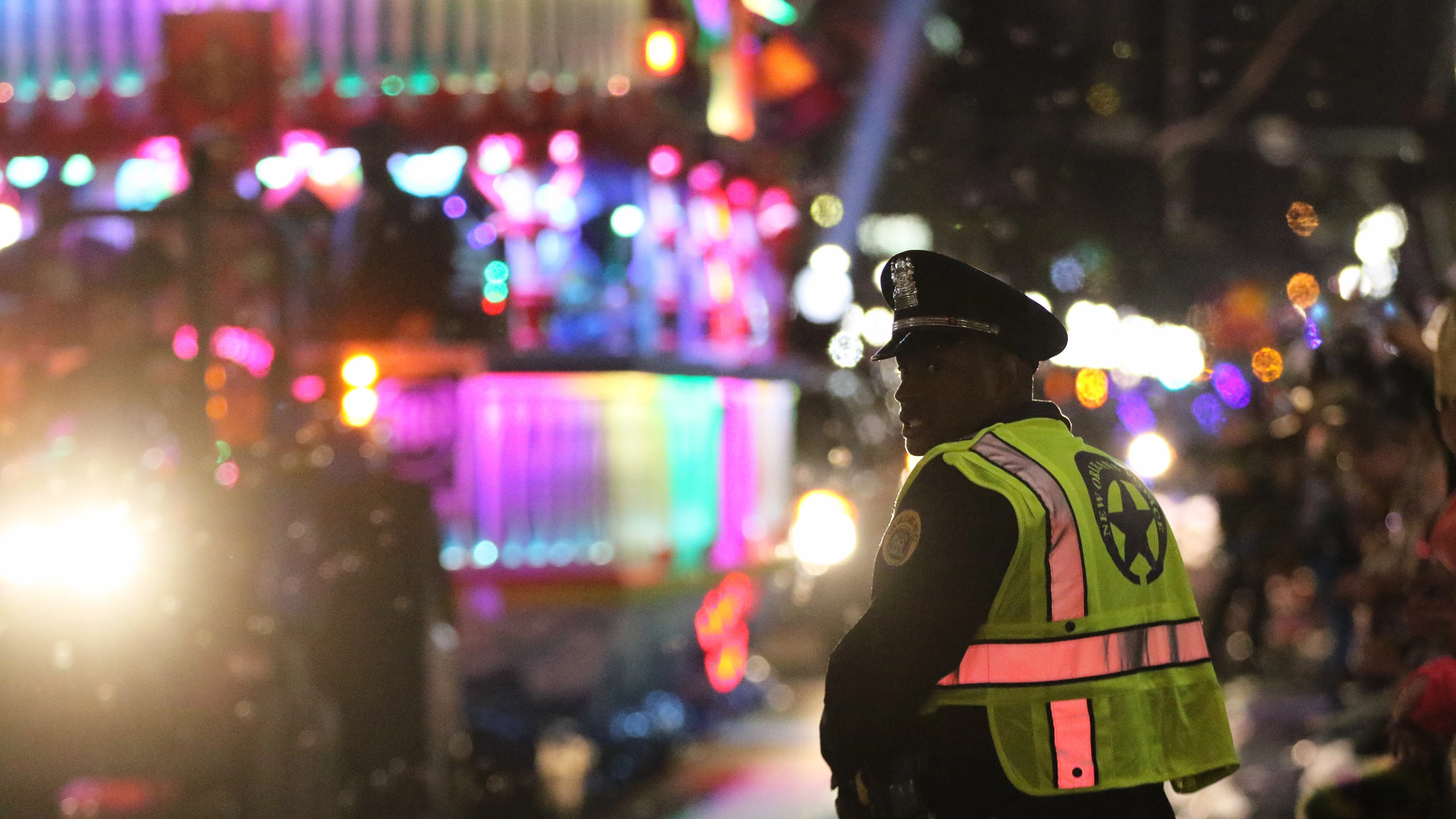 Un agente de la policía local de Nueva Orleans en el lugar del accidente