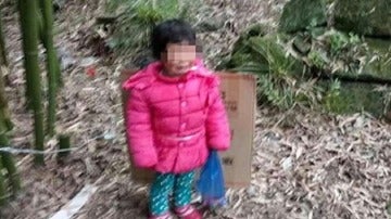 Dian, la niña de dos años abandonada en un cementerio por su padre para que la madre vuelva a casarse con él