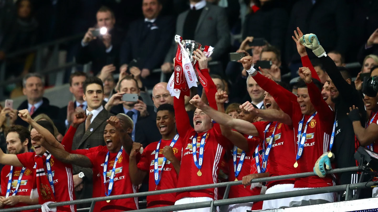 Rooney levanta la EFL Cup Rooney levanta la EFL Cup