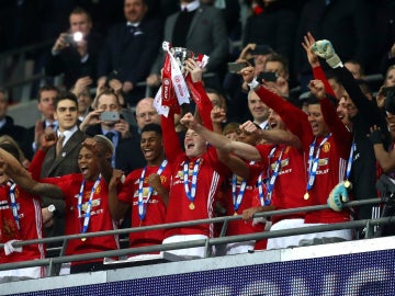 Rooney levanta la EFL Cup Rooney levanta la EFL Cup