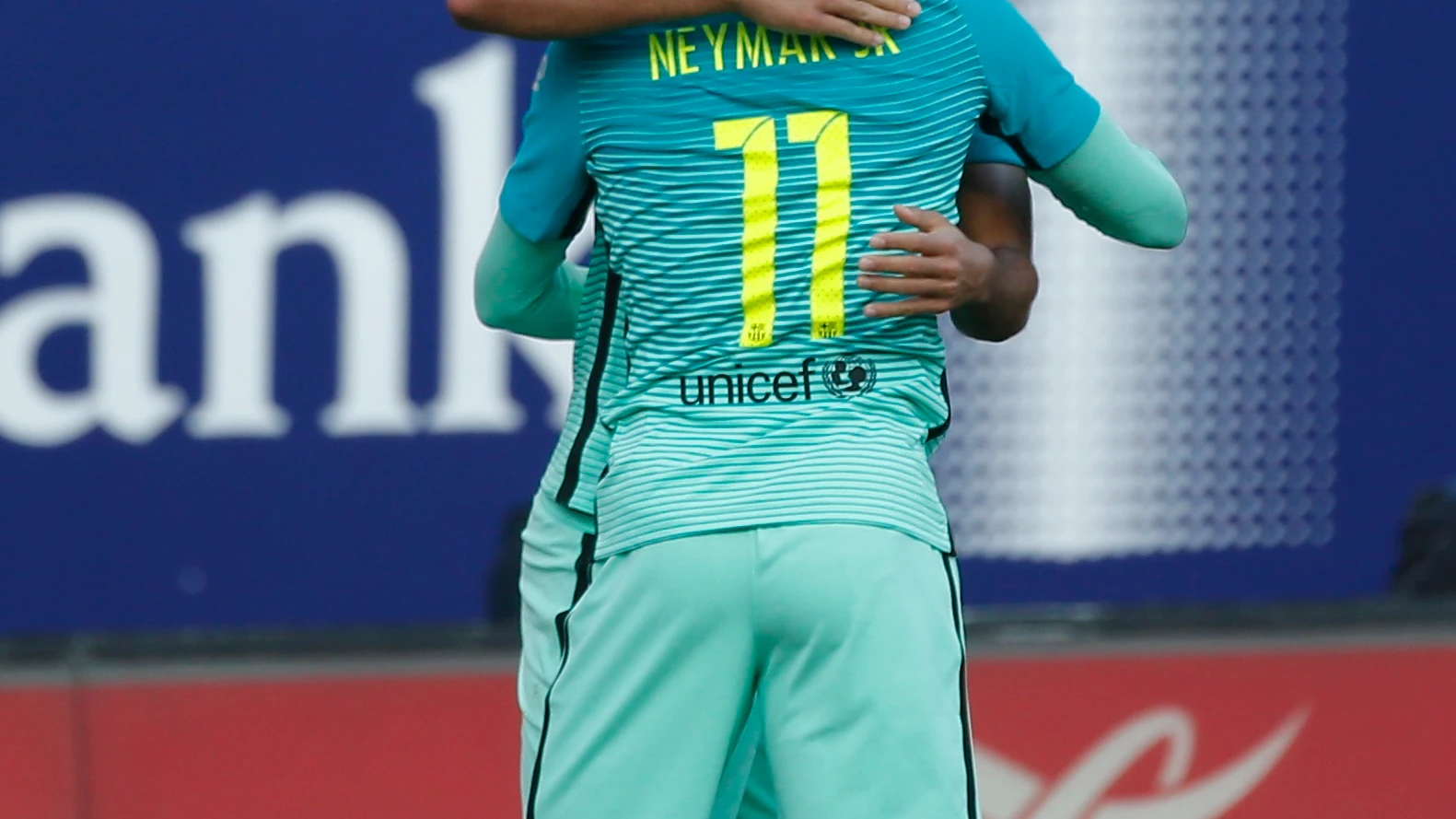 Rafinha, abrazado a Neymar tras marcar un gol
