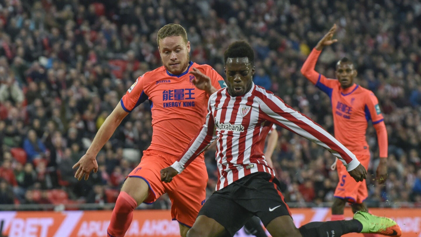 I&ntilde;aki Williams remata a puerta en el partido del Athletic contra el Granada