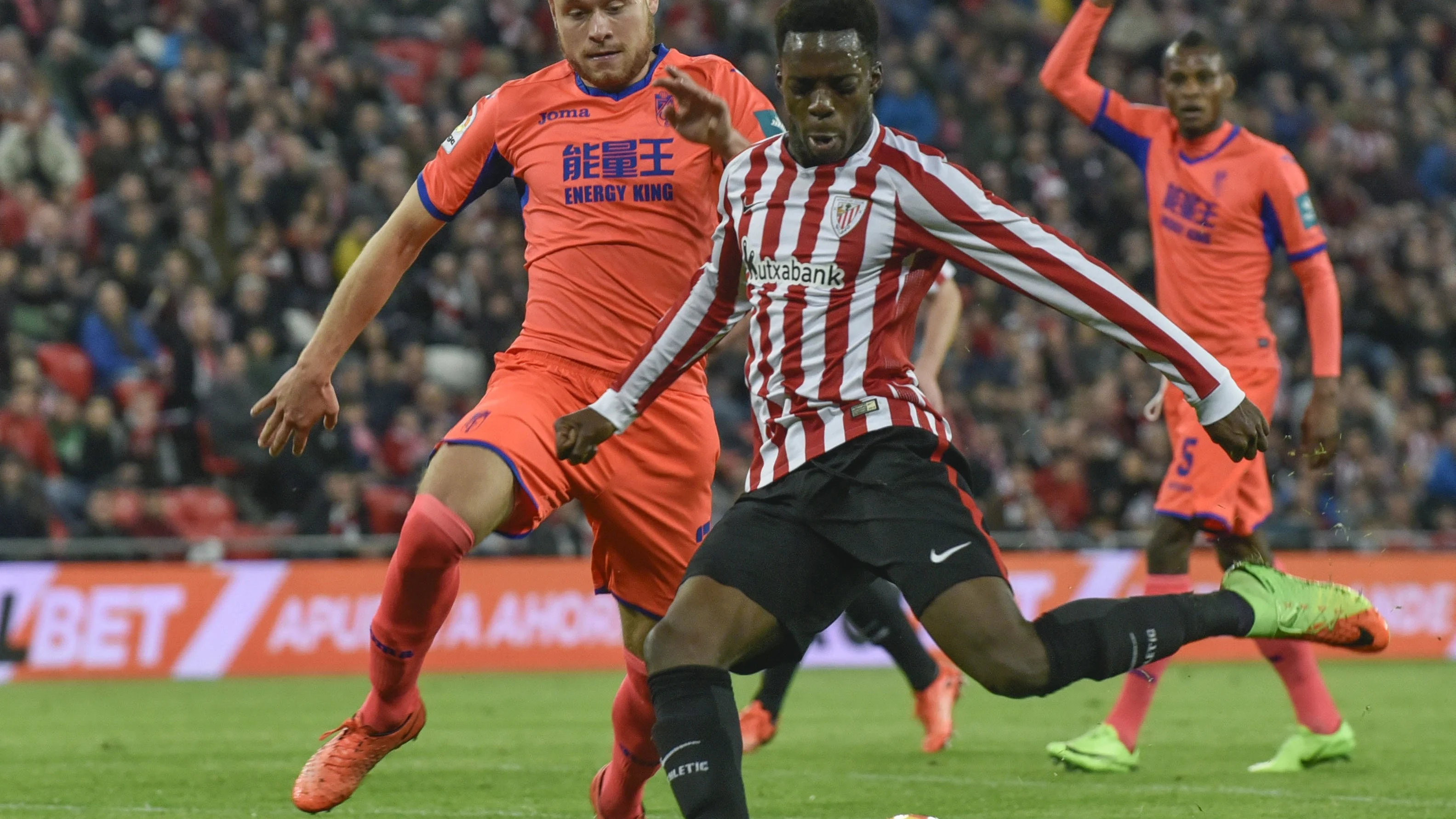 Iñaki Williams remata a puerta en el partido del Athletic contra el Granada