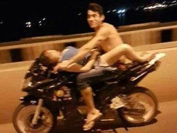 La pareja provocando la infracción La pareja provocando la infracción