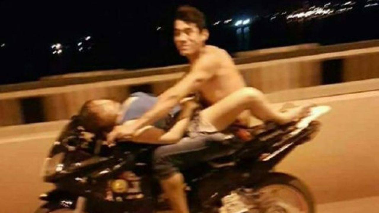 La policía busca a una pareja que fue grabada manteniendo sexo mientras conducían una moto Foto