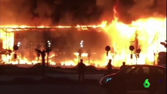 Espectacular incendio sin heridos en un centro comercial en Italia Espectacular incendio sin heridos en un centro comercial en Italia