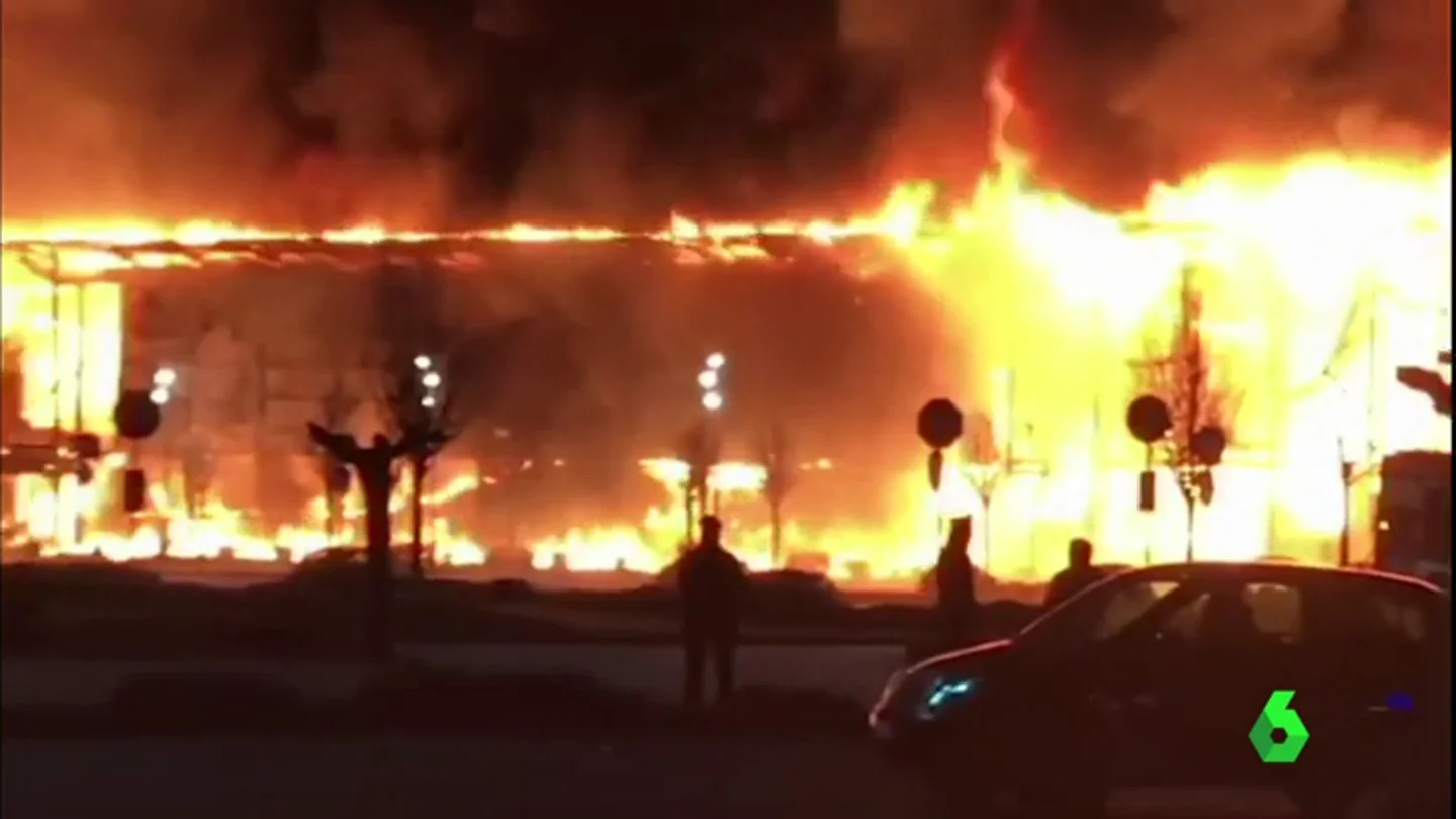 Espectacular incendio sin heridos en un centro comercial en Italia Espectacular incendio sin heridos en un centro comercial en Italia