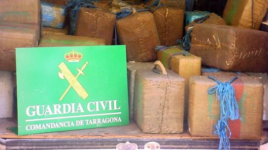 Imagen facilitada por la Guardia Civil de decomiso de droga realizado en el Delta del Ebro.