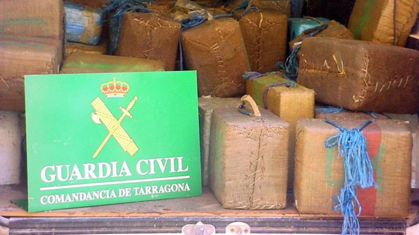 Imagen facilitada por la Guardia Civil de decomiso de droga realizado en el Delta del Ebro.