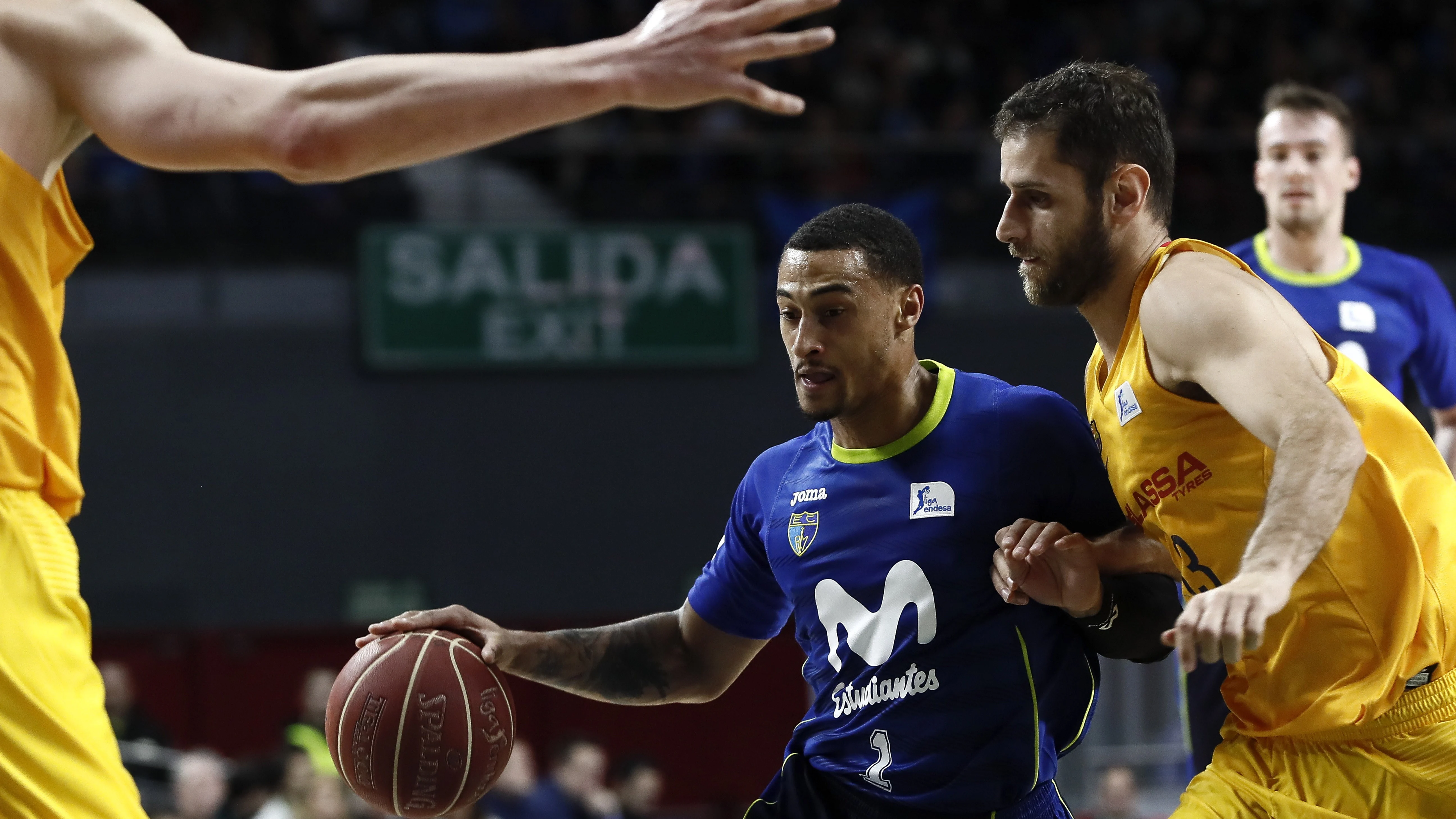 Edwin Jackson intenta entrar a canasta ante la defensa de Perperoglou Edwin Jackson intenta entrar a canasta ante la defensa de Perperoglou