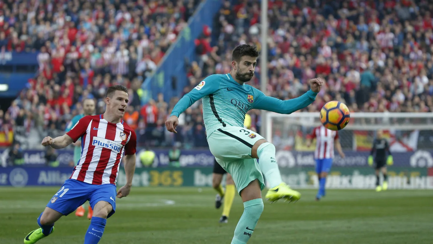 Piqué despeja un balón ante la presión de Gameiro Piqué despeja un balón ante la presión de Gameiro