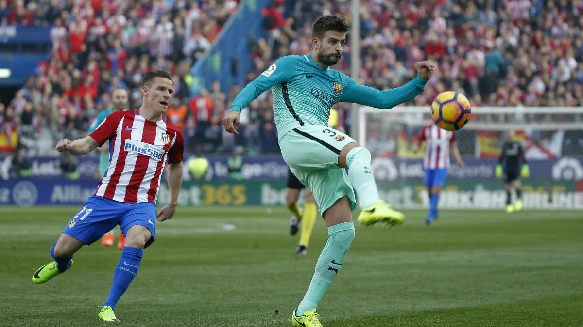 Piqué despeja un balón ante la presión de Gameiro Piqué despeja un balón ante la presión de Gameiro
