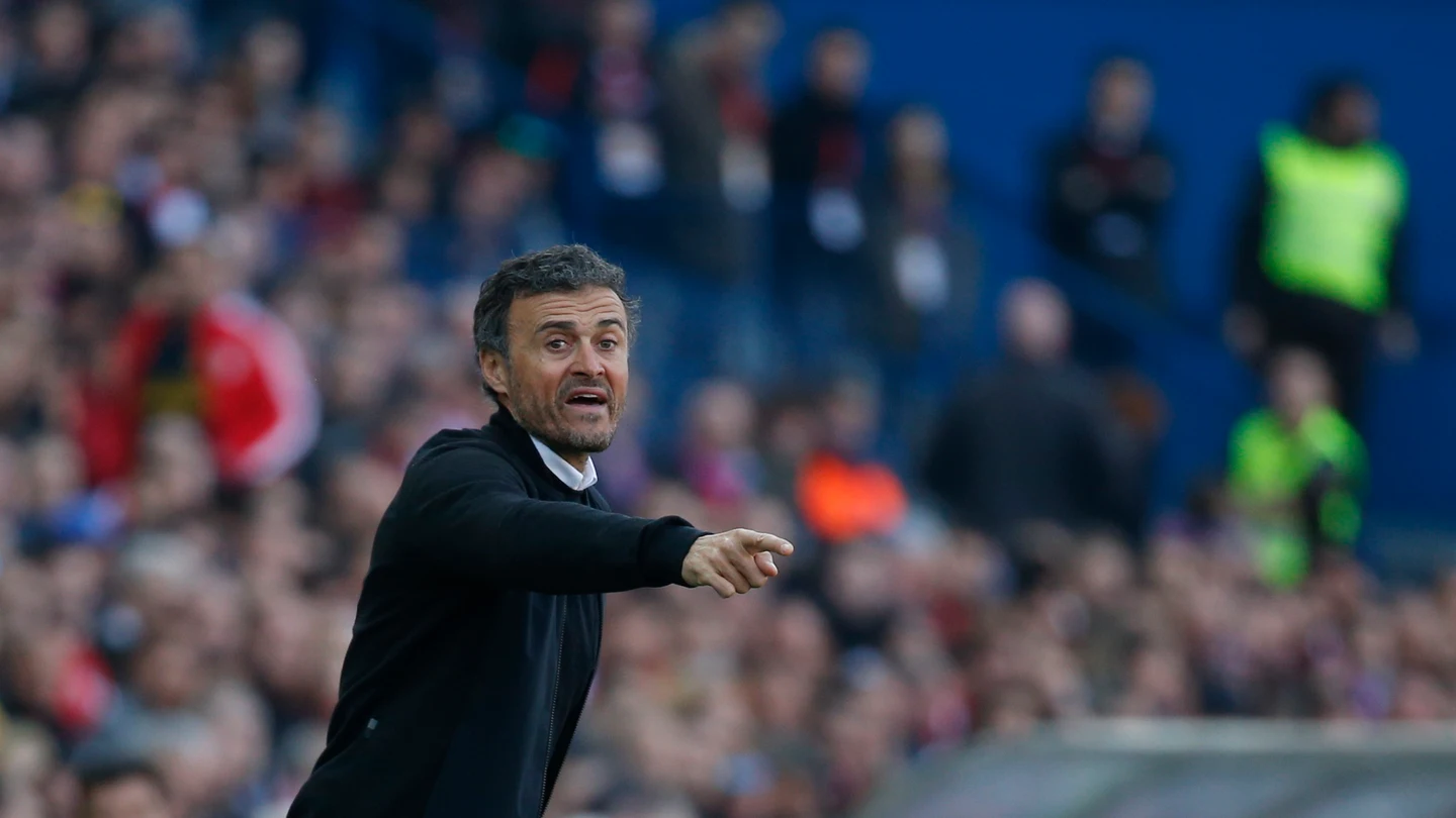 Luis Enrique, da órdenes a su equipo en el Calderón Luis Enrique, da órdenes a su equipo en el Calderón