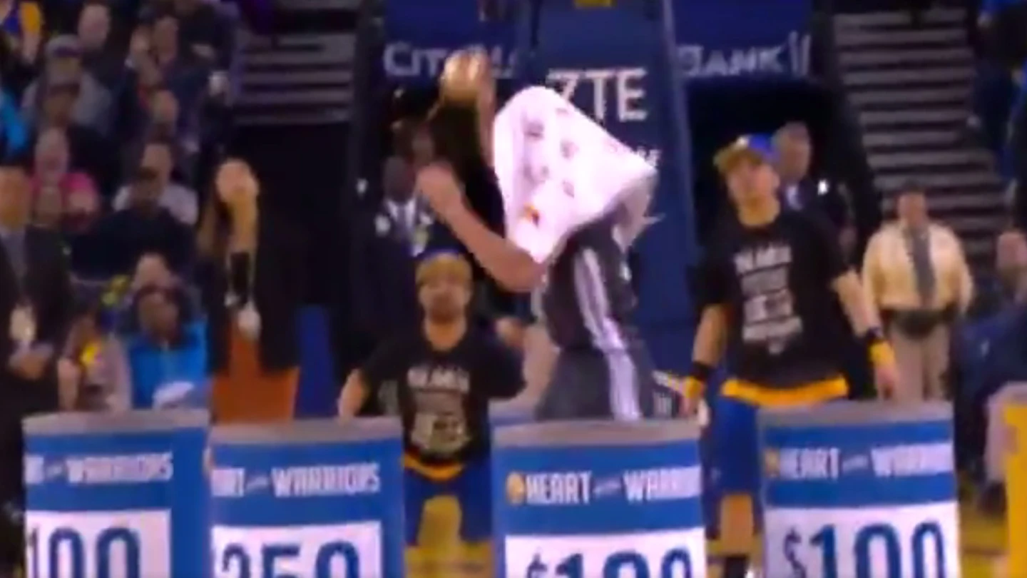 Curry ayuda a una fan Curry ayuda a una fan