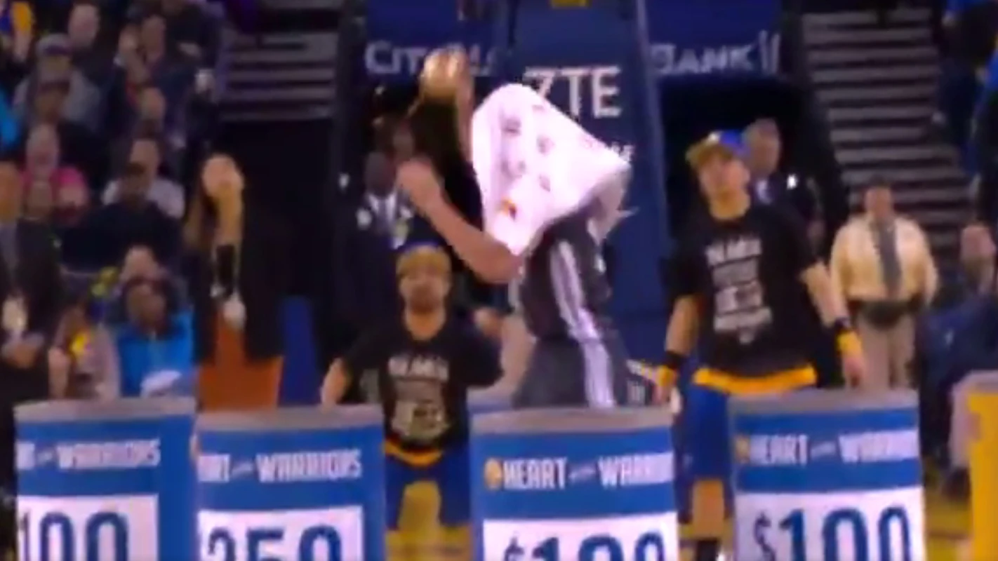 Curry ayuda a una fan Curry ayuda a una fan