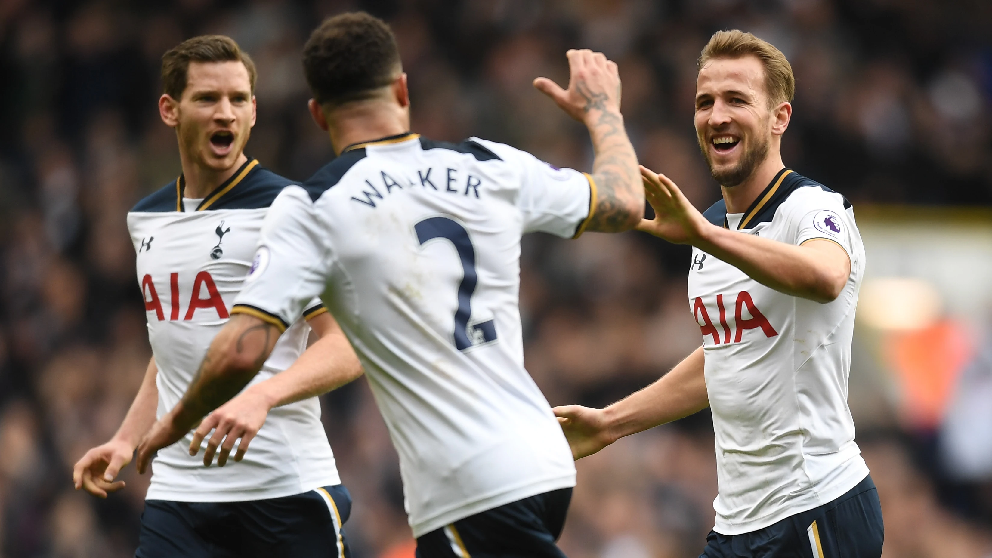 Harry Kane, celebra un gol junto a sus compañeros