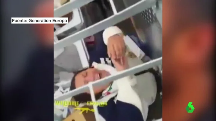 Dos mujeres encerradas en una jaula Dos mujeres encerradas en una jaula