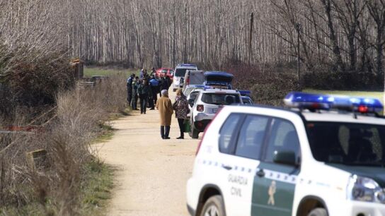 Agentes de la Guardia Civil en un camino situado entre Santa Marta de Tormes y Nuevo Naharros de Salamanca