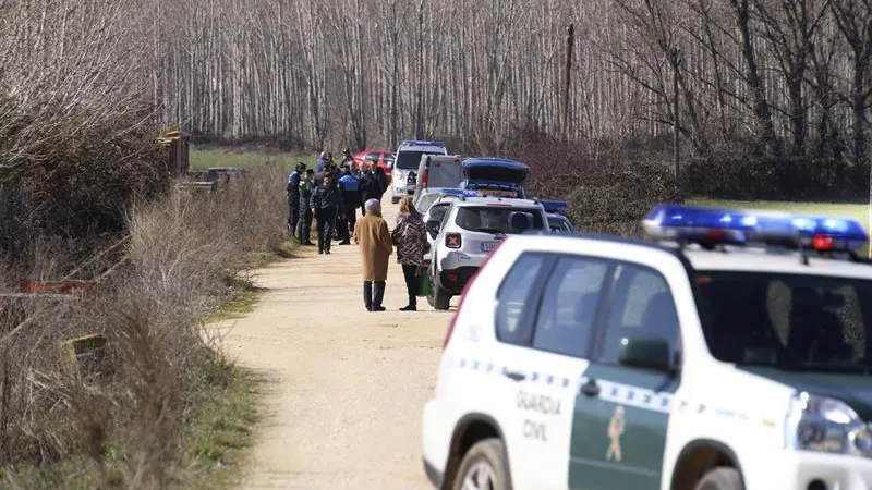 Agentes de la Guardia Civil en un camino situado entre Santa Marta de Tormes y Nuevo Naharros de Salamanca