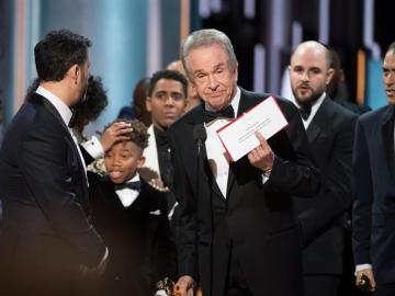 Warren Beatty anuncia el error al entregar el Oscar a la mejor película Warren Beatty anuncia el error al entregar el Oscar a la mejor película