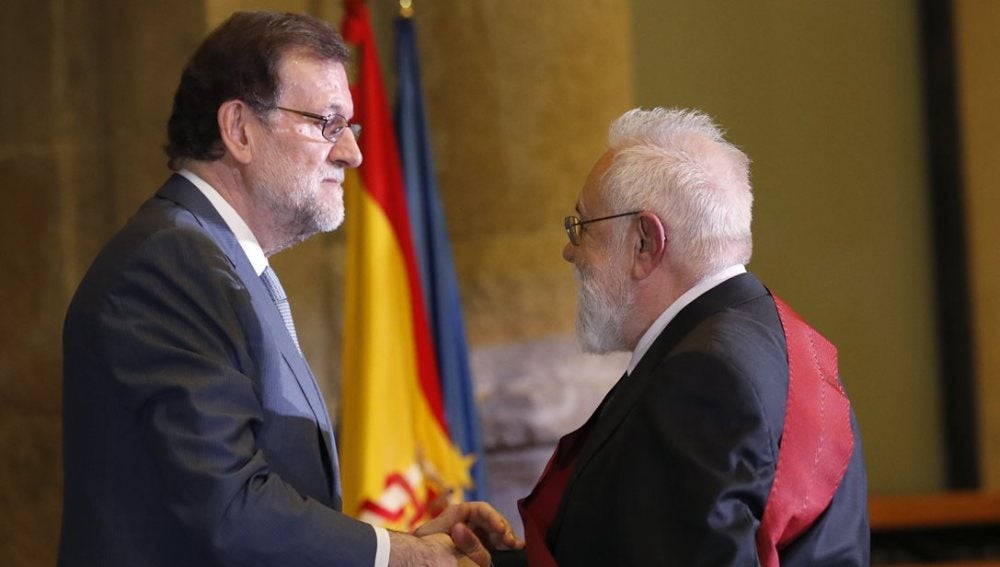 Rajoy entrega al director de cine Gonzalo Suárez la Gran Cruz de Alfonso X 