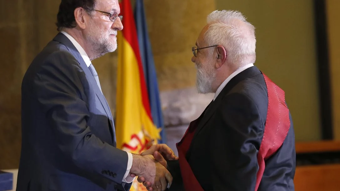 Rajoy entrega al director de cine Gonzalo Suárez la Gran Cruz de Alfonso X 