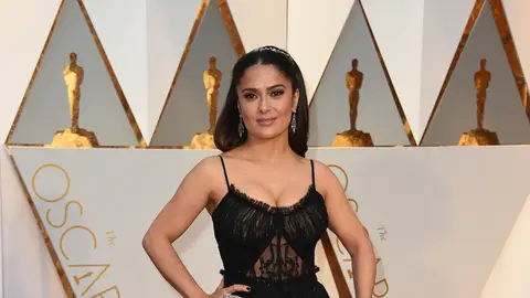 La actriz Salma Hayek posa para los medios Alfombra roja Premios Oscar 2017
