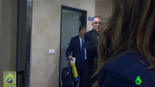 Colegiado abandona el estadio del Madrigal con una bolsa del Villarreal Colegiado abandona el estadio del Madrigal con una bolsa del Villarreal