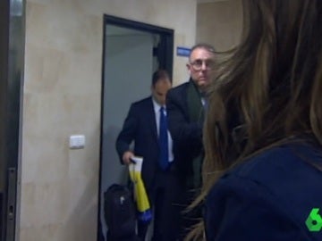 Colegiado abandona el estadio del Madrigal con una bolsa del Villarreal Colegiado abandona el estadio del Madrigal con una bolsa del Villarreal