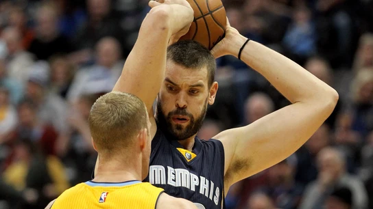 Marc Gasol mantiene el balón ante la defensa de Plumlee Marc Gasol mantiene el balón ante la defensa de Plumlee