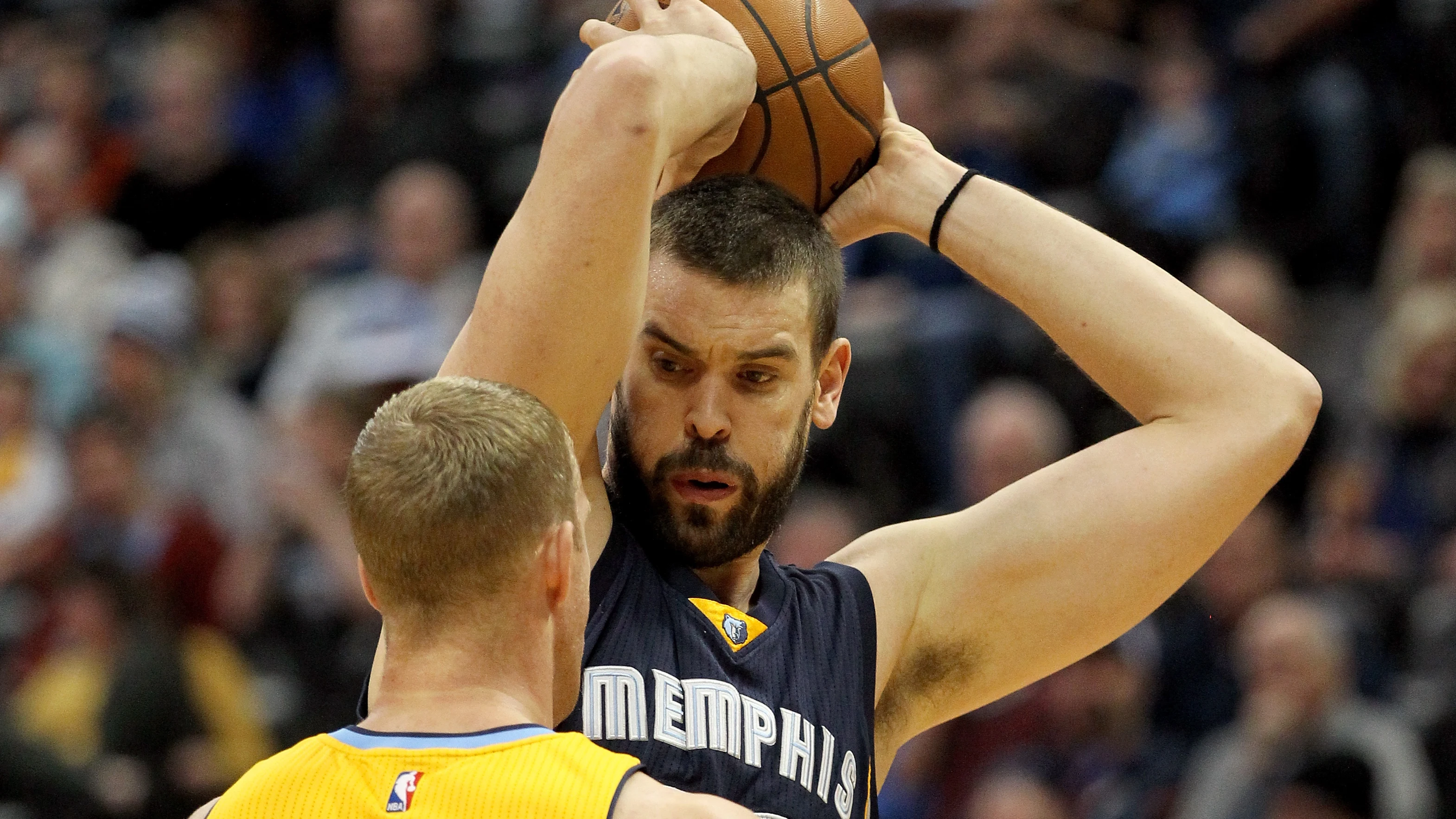 Marc Gasol mantiene el balón ante la defensa de Plumlee