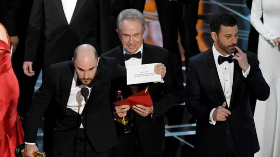 El productor de 'La la land', Jordan Horowitz, enseña la tarjeta en la que aparece 'Moonlight' como Mejor Película, tras el error de Warren Beatty El productor de 'La la land', Jordan Horowitz, enseña la tarjeta en la que aparece 'Moonlight' como Mejor Película, tras el error de Warren Beatty
