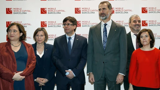 El rey Felipe VI, Ada Colau, Carme Forcadell, Carles Puigdemont, Jaume Collboni y Soraya Sáenz de Santamaría El rey Felipe VI, Ada Colau, Carme Forcadell, Carles Puigdemont, Jaume Collboni y Soraya Sáenz de Santamaría