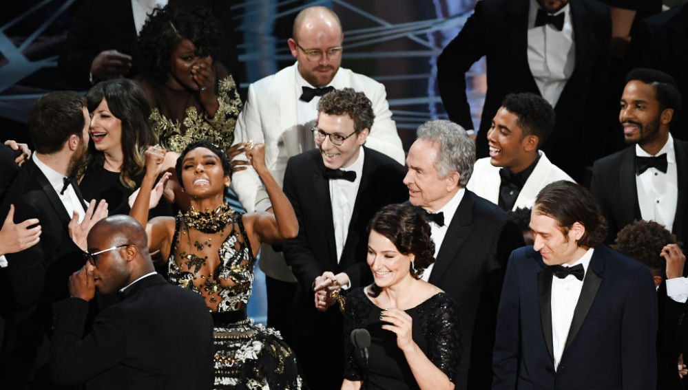 El equipo de 'Moonlight' celebra el Oscar a la Mejor Película
