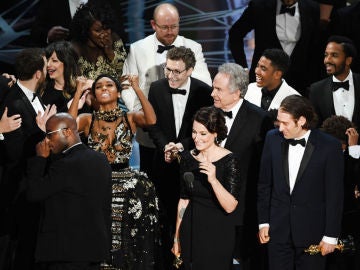 El equipo de 'Moonlight' celebra el Oscar a la Mejor Película El equipo de 'Moonlight' celebra el Oscar a la Mejor Película