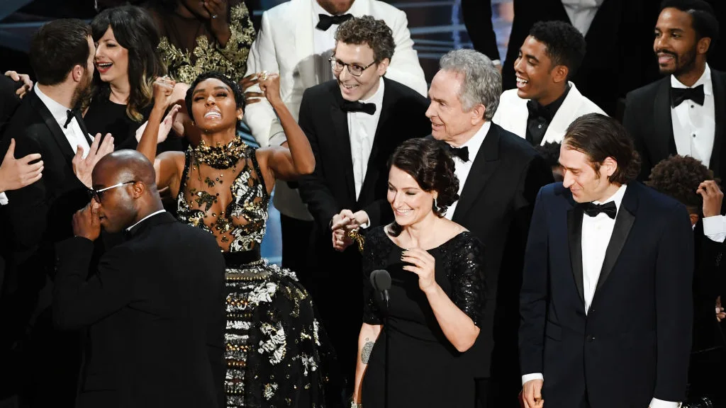 El equipo de 'Moonlight' celebra el Oscar a la Mejor Película