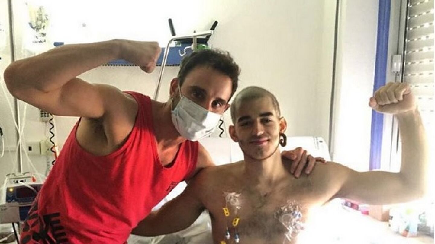 Dani Rovira posa con Pablo R&aacute;ez en el hospital