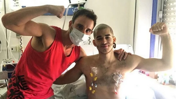 Dani Rovira posa con Pablo Ráez en el hospital