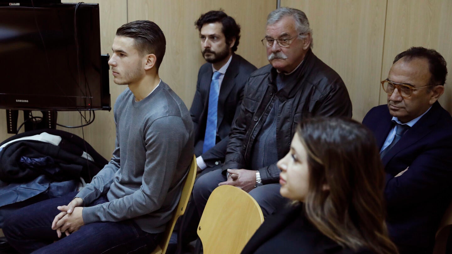 Lucas Hern&aacute;ndez y su expareja en el juzgado