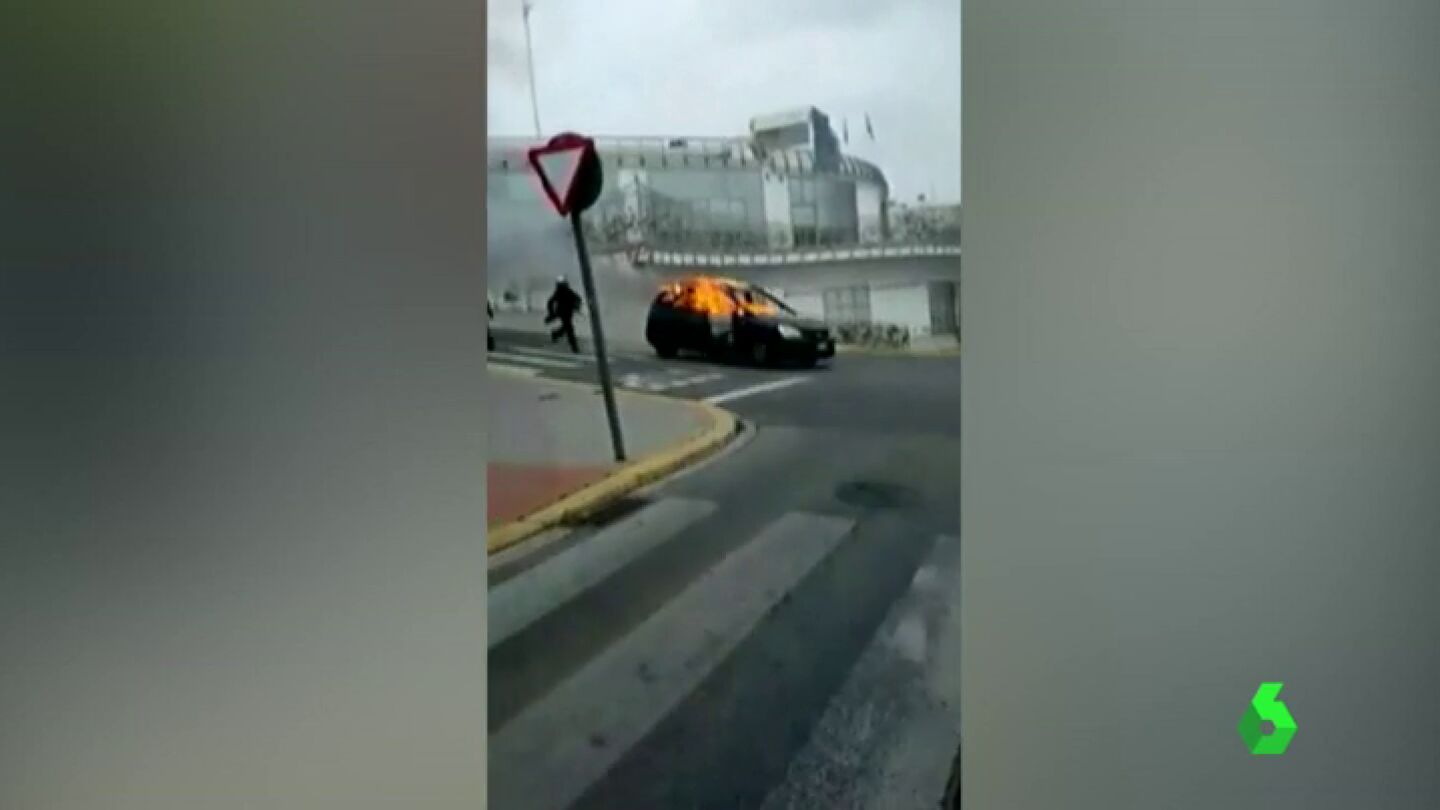 Frame 19.139444 de: Un coche envuelto en llamas se precipita por una calle de Alcal&aacute; de Guada&iacute;ra