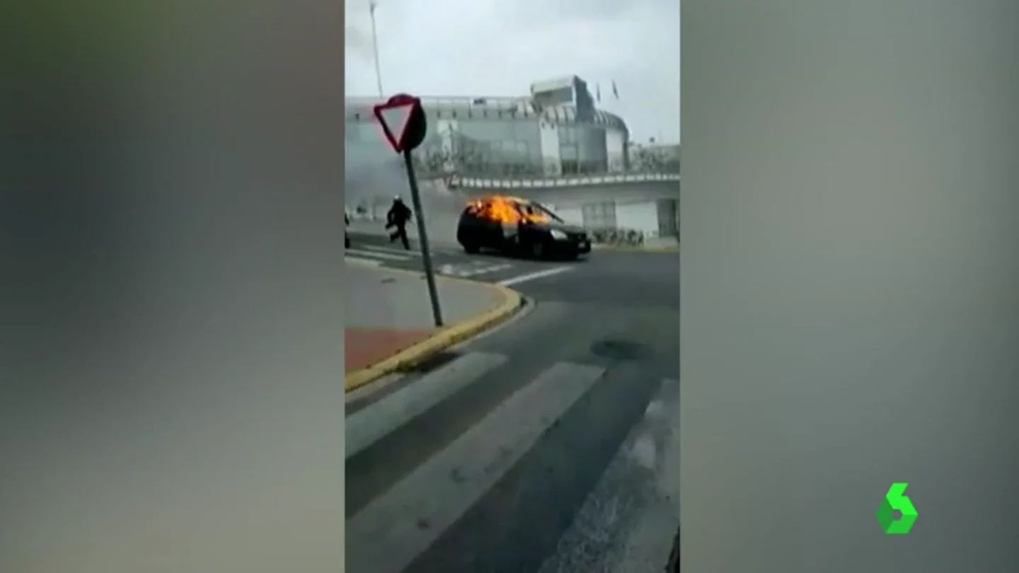 Frame 19.139444 de: Un coche envuelto en llamas se precipita por una calle de Alcalá de Guadaíra Frame 19.139444 de: Un coche envuelto en llamas se precipita por una calle de Alcalá de Guadaíra
