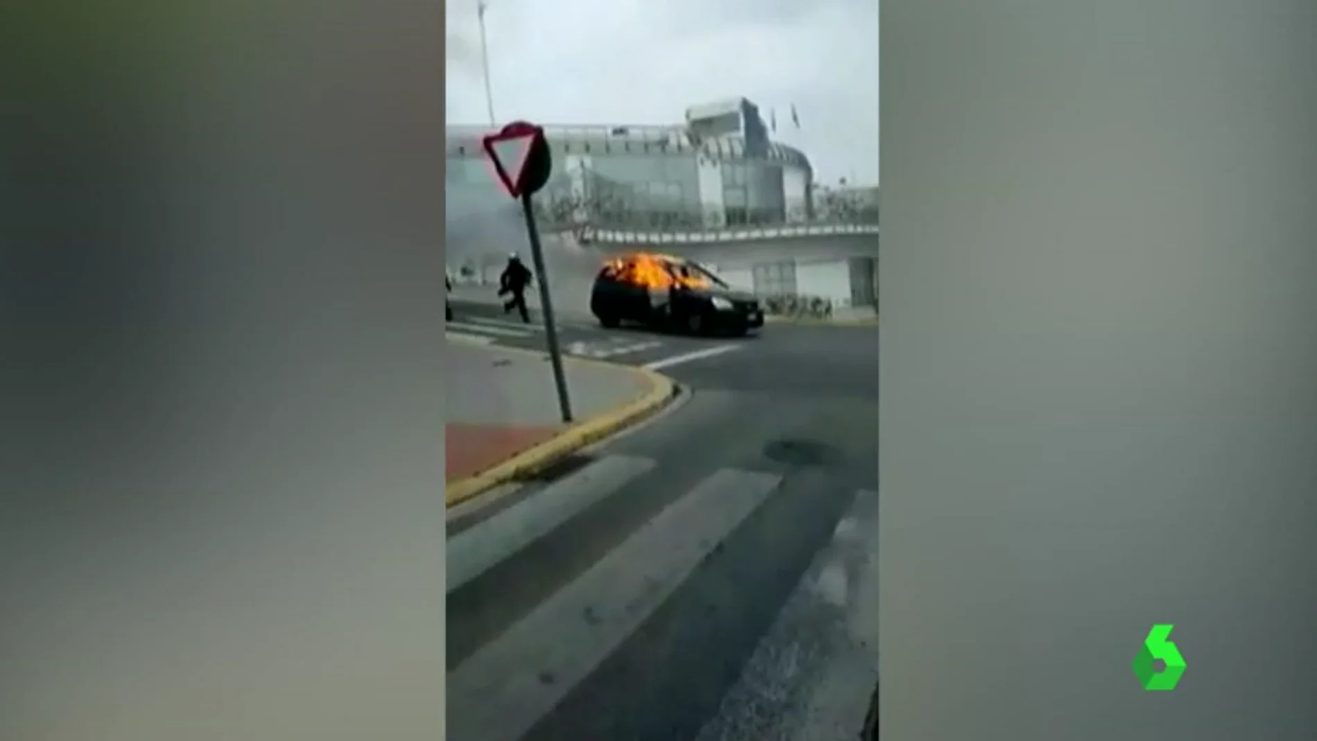 Frame 19.139444 de: Un coche envuelto en llamas se precipita por una calle de Alcalá de Guadaíra