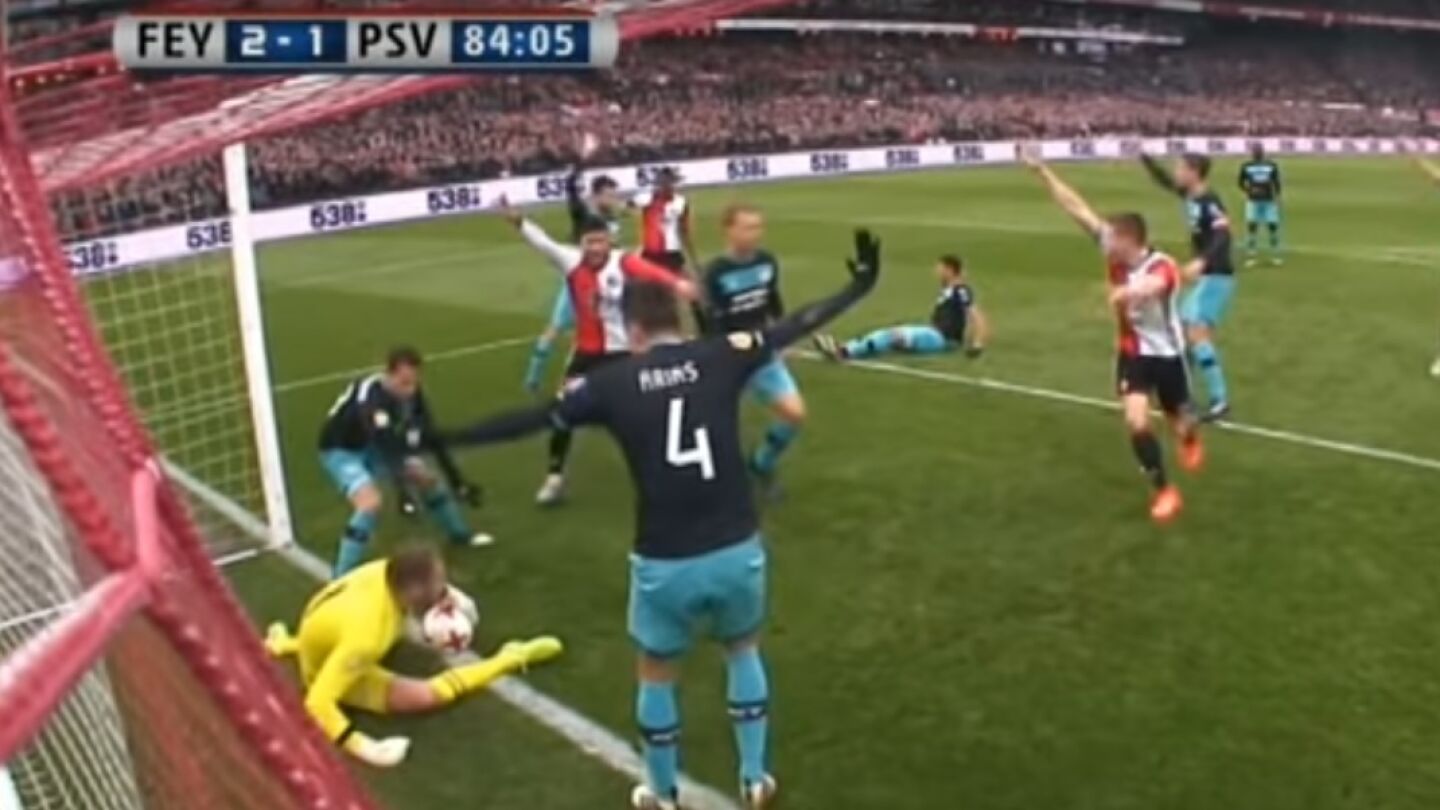 El portero detiene el bal&oacute;n en la l&iacute;nea de gol